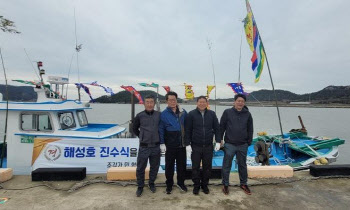 퇴직금 2억 털어 섬마을 제자들에 '어선' 선물한 스승