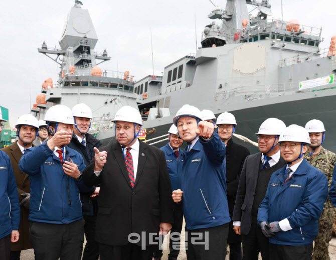 HD현대 정기선 부회장, 美 해군성 장관 만나 협력 방안 논의
