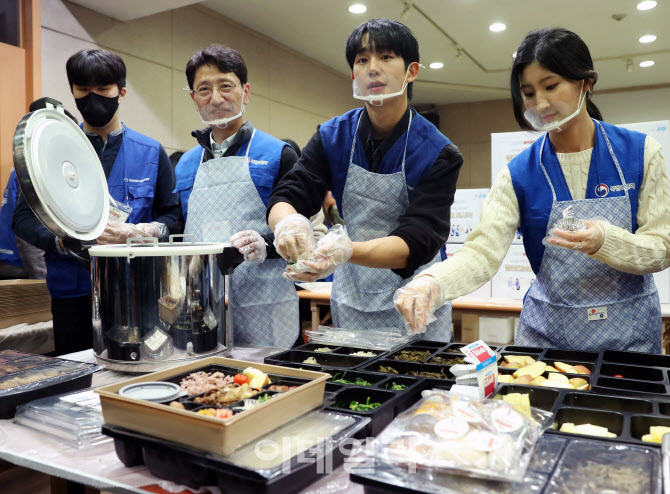 [포토] 정해인, 도시락 봉사활동