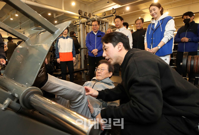 [포토]직장인 정책간담회 앞서 운동기구 체험하는 이재명 대표