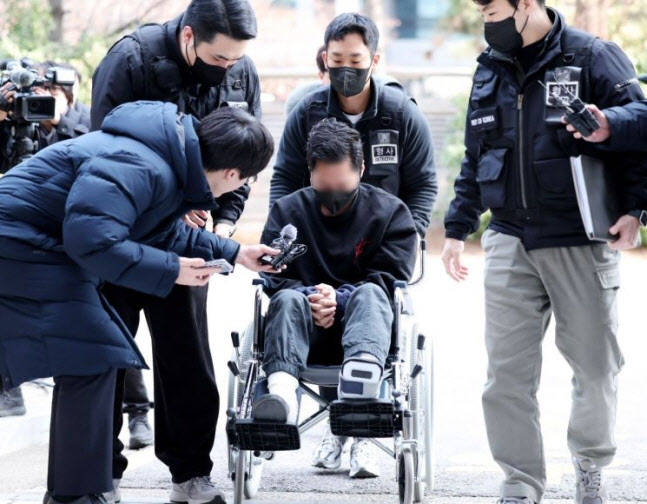 아내에 성인방송 강요하고 감금…30대 전직 군인 구속기소