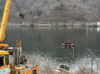 ‘동거하던’ 40대 남녀…저수지 빠진 승용차서 시신으로 발견