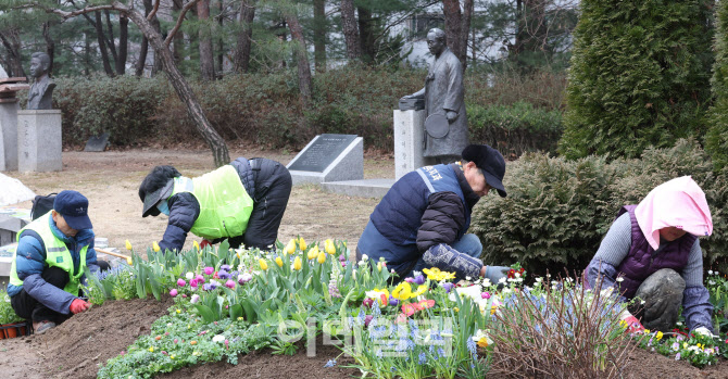 [포토]화단 가꾸는 성동구 공원녹지과 관계자