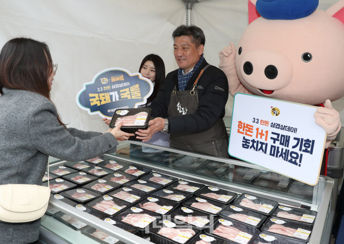 [포토] 삼겹살데이 캠페인하는 손세희 한돈자조금 위원장