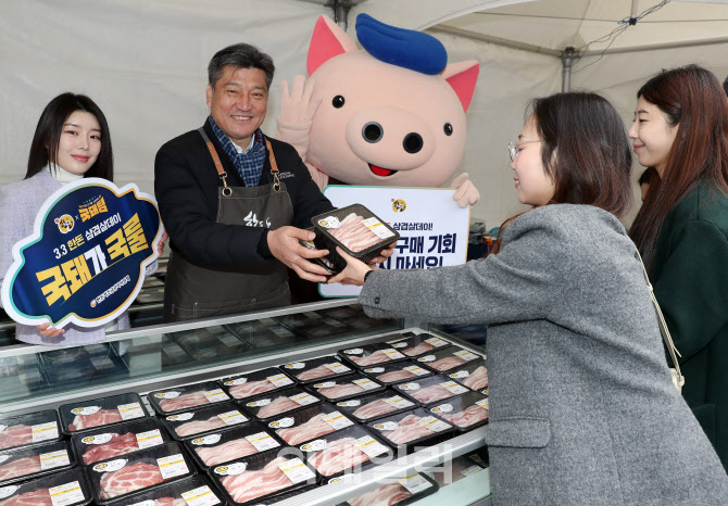 [포토] 손세희 한돈자조금 위원장, 삼겹살데이 캠페인