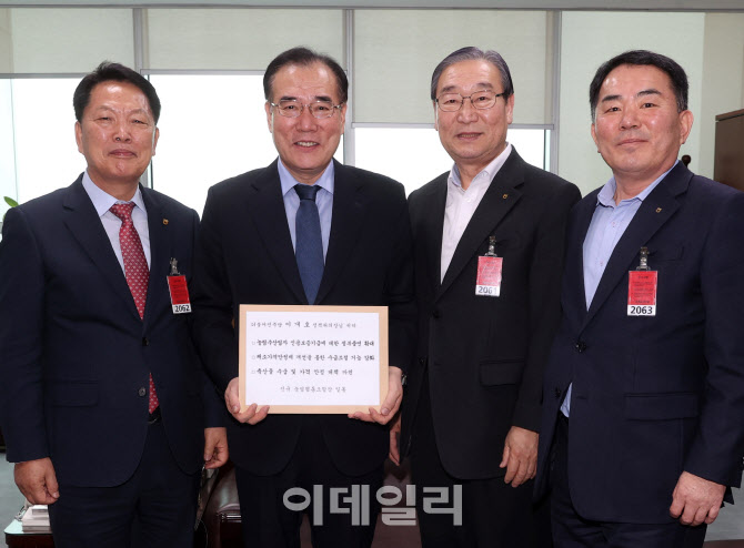 [포토] 전국 농·축협 조합장, '대정부·국회 건의문' 전달