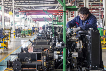 중국 제조업 체감경기 5개월째 위축, 비제조업은 확장세(상보)