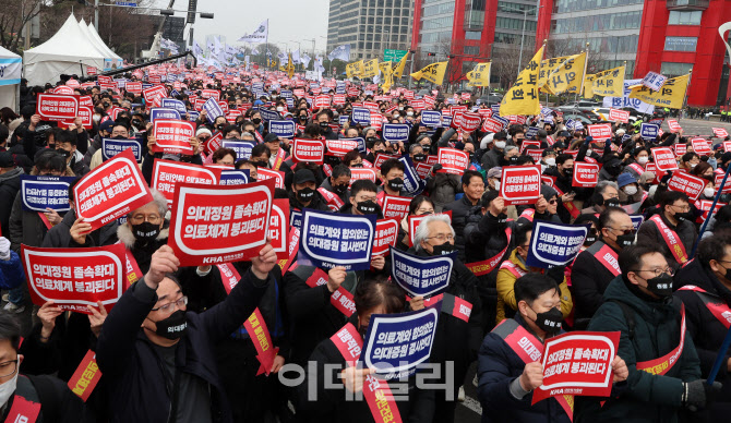 [포토]정부 제시 복귀 '데드라인' 종료…의사 3만명 본격 항거 집회