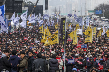 '의대 증원 반대' 피켓 들고 여의도 메운 의사들