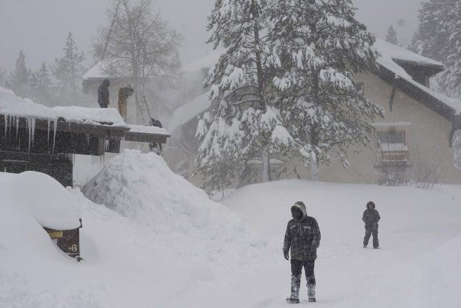 美 서부, 겨울 폭풍에 2m 이상 눈 쌓여…2만 가구 이상 정전