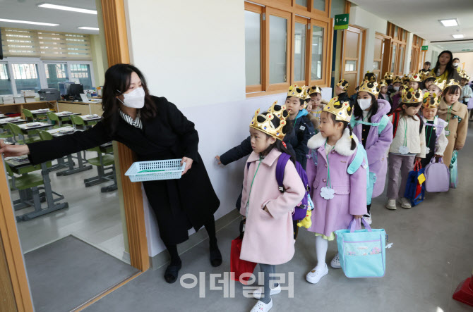 [포토]첫 배정 받은 교실로 향하는 학생들