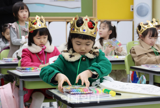 [포토]필기구 정리하는 학생들