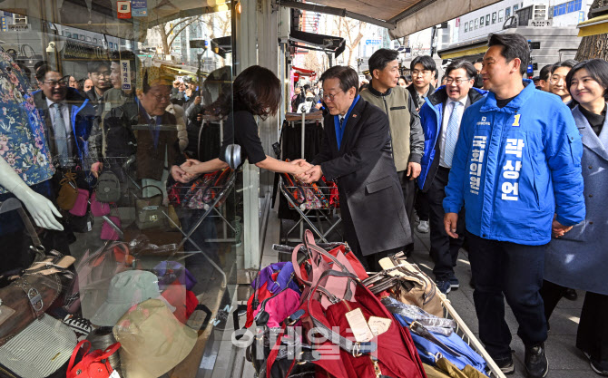 [포토]이재명 민주당 대표, 한 상인과 인사