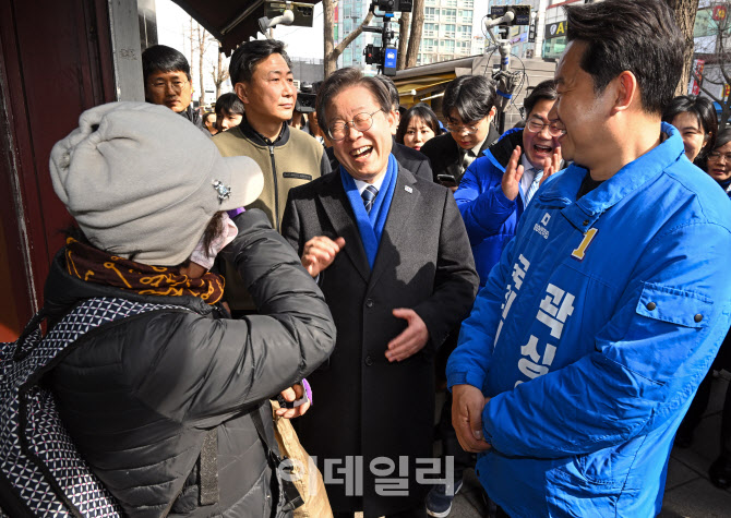 [포토]시민들과 대화하는 이재명 대표-곽상언 후보