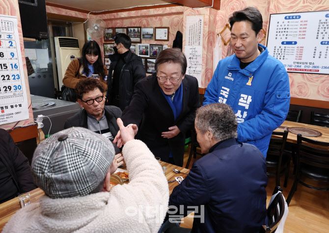 [포토]창신시장 찾은 이재명 대표-곽상언 후보