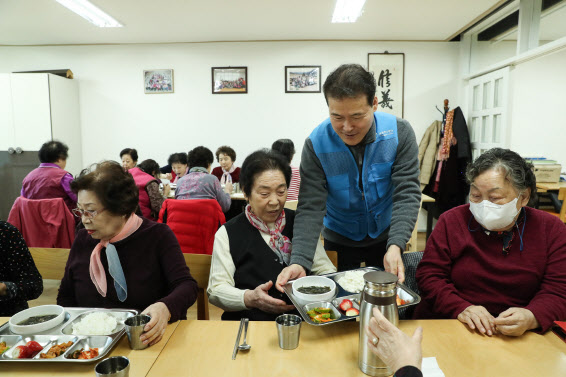 통일부, 창설 55주년 기념행사…탈북민과 함께 봉사활동 진행