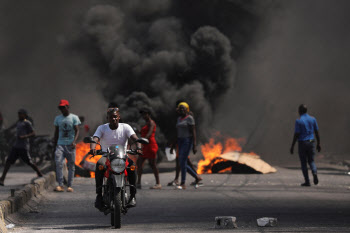 아이티서 갱단이 교도소 습격…4000여명 탈옥, 최소 10명 사망