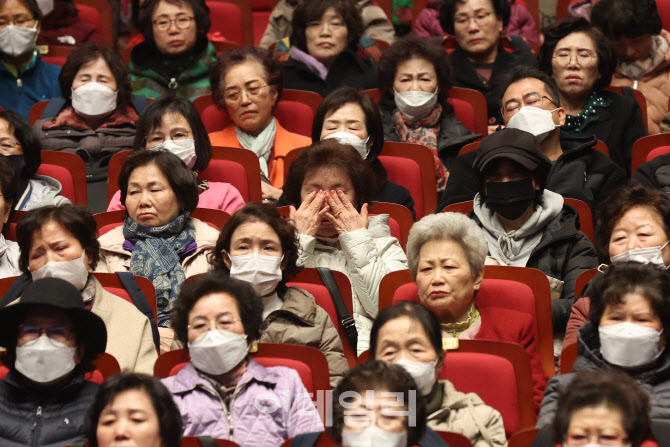 [포토]눈물 보이는 입학생