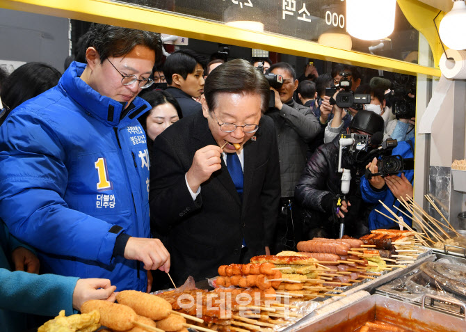 [포토]'떡볶이 먹는 이재명-채현일'