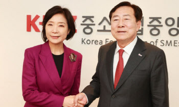 오영주 장관 정례협의체 ‘풀가동’…김기문 회장과 회동