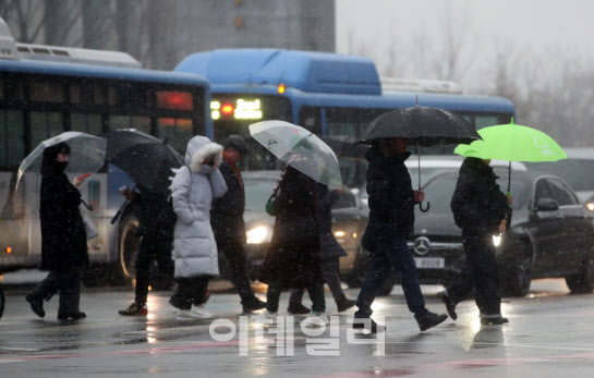 전국 곳곳 눈 또는 비…미세먼지 ‘좋음’[내일날씨]