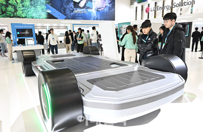 [포토]LG에너지솔루션 '셀 투 팩' 기술 살펴보는 참관객들
