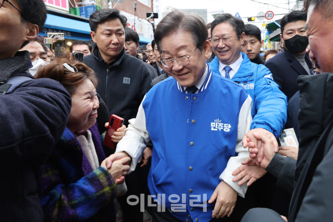 [포토]목동깨비시장 찾은 이재명-황희'