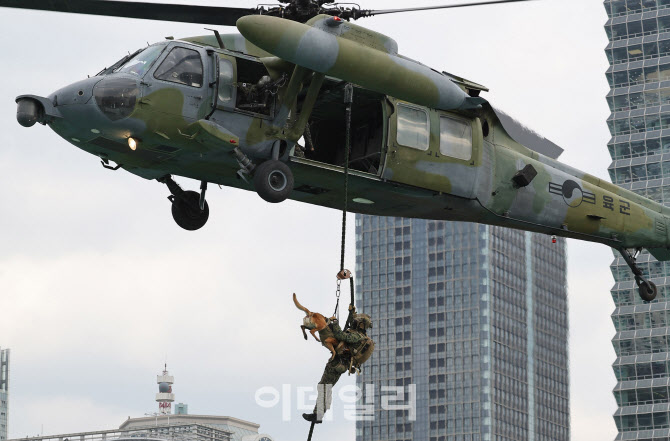 [포토]도하하는 장병