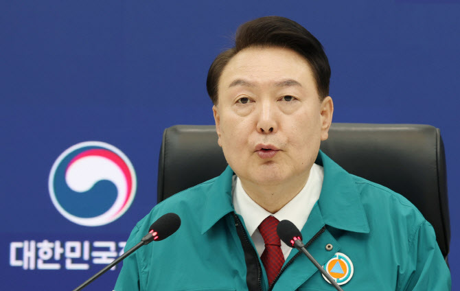 보름 넘긴 의료파업…尹 "책임 방기한 의사에 합당한 조치"