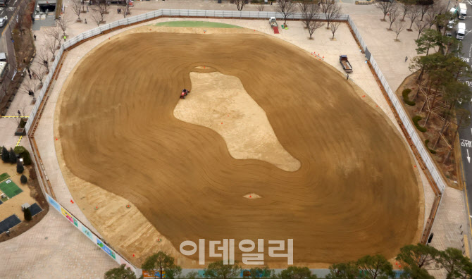 [포토]서울광장, ‘봄 옷’ 입을 준비