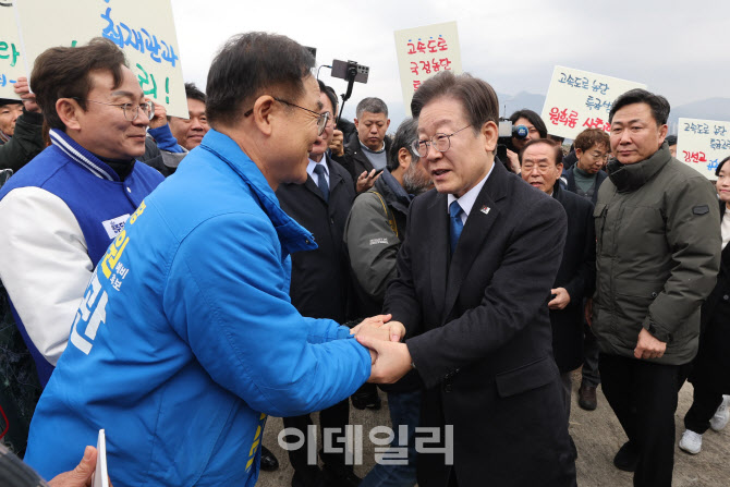 [포토]최재관 여주시 양평군 후보와 악수하는 이재명 대표