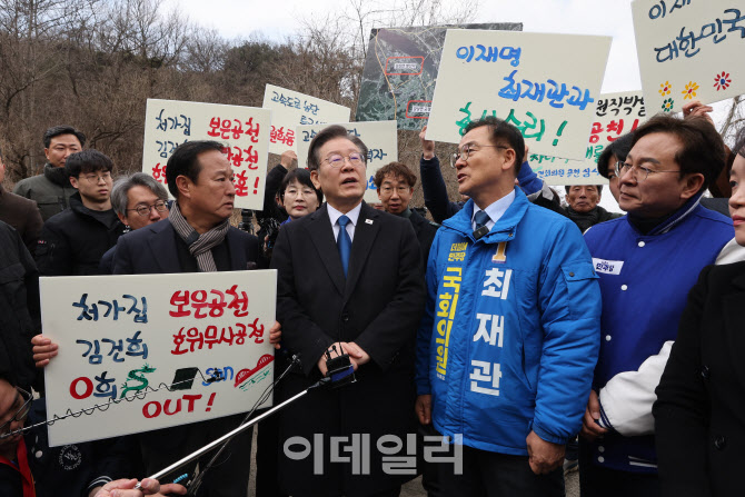 [포토]이재명 대표, 최재관 여주시 양평군 후보와 대화