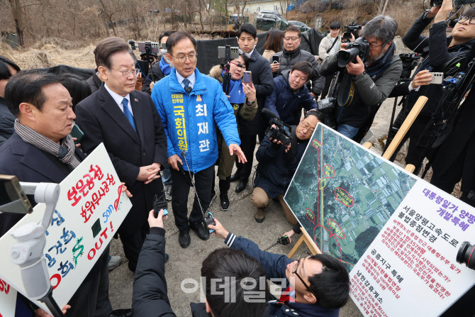 [포토]최재관 양평군 후보에게 설명 듣는 이재명 대표