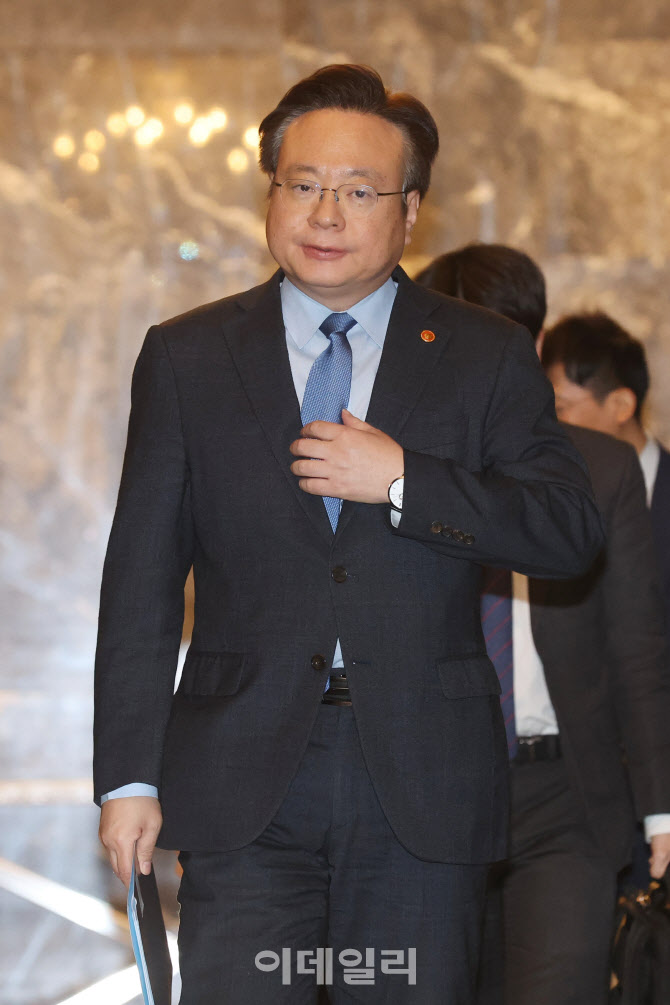 [포토]토론회 참석하는 조규홍 보건복지부 장관