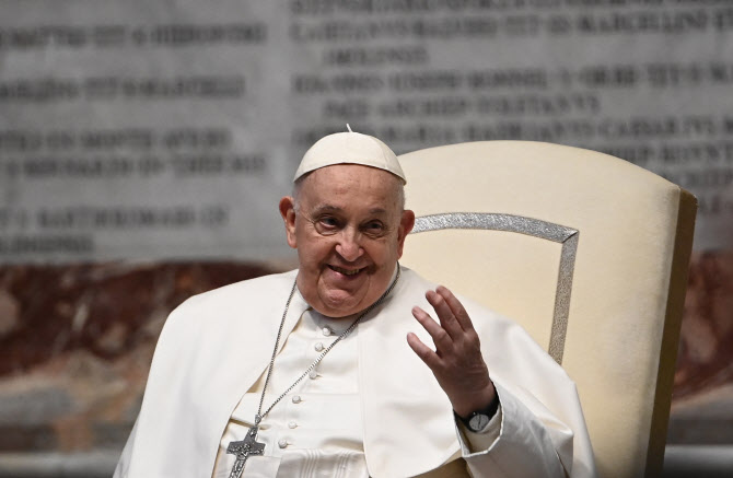 프란치스코 교황, 우크라에 협상 촉구…"백기 들 용기 있어야"