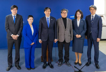 ‘이재명 등장곡’ 부른 가수 리아, 조국혁신당 입당