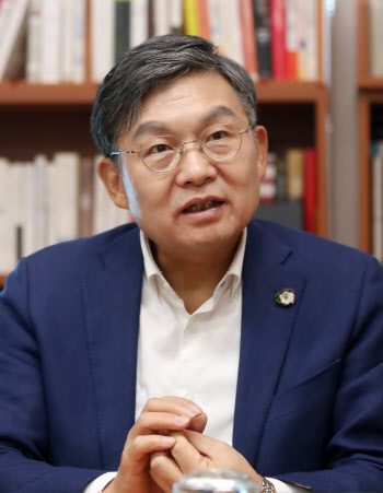 평생 의료개혁 매달린 김윤 "마지막 수단으로 정치권 선택"