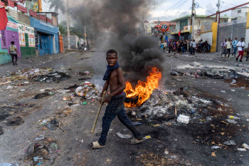 갱단에 점령된 '세계 최빈국' 아이티, 총리마저 사퇴
