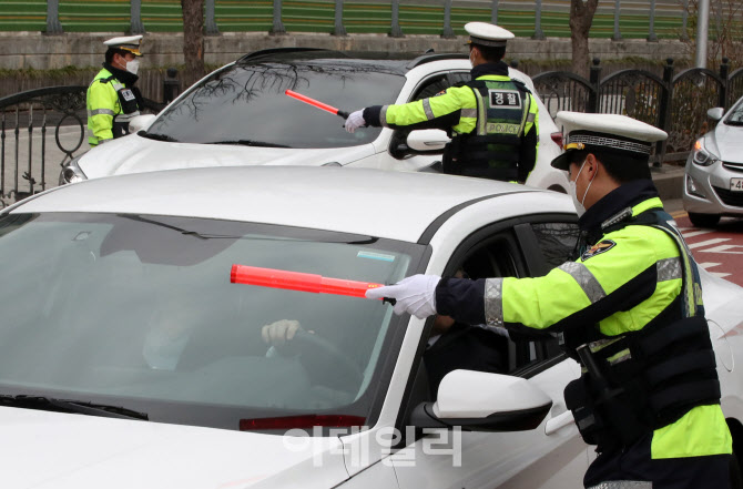 [포토]경찰, 학교 앞 특별음주운전 단속