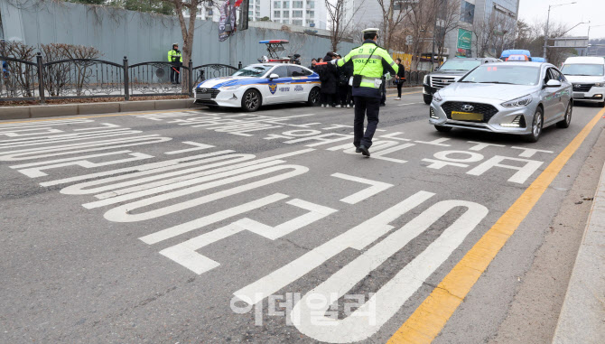 [포토]경찰, 어린이보호 구역 앞 특별음주운전 단속