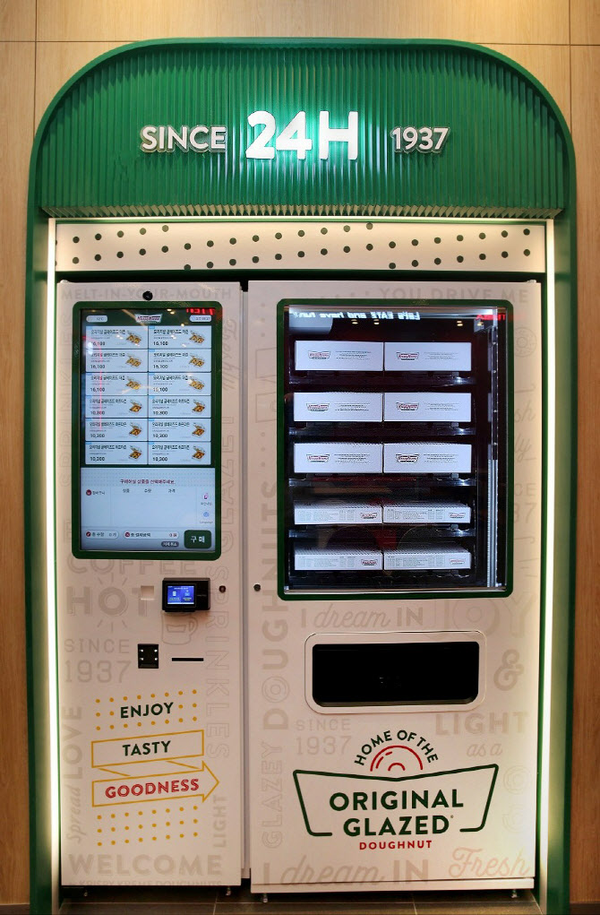 크리스피크림도넛, 자판기로 ‘매출 10억’…운영 확대