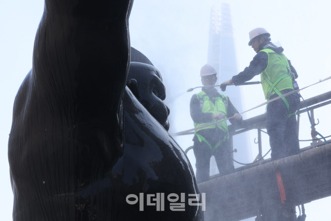 [포토]봄맞이 구석구석 세척하는 청소 관계자