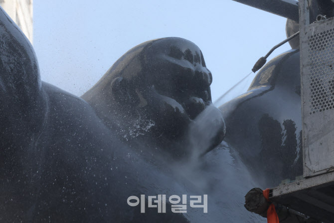 [포토]송파구, 봄맞이 올림픽 조형물 세척 작업