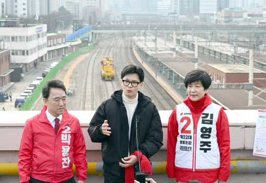 한동훈, 영등포역서 "김영주·박용찬과 철도지하화 첫 삽 뜨겠다"