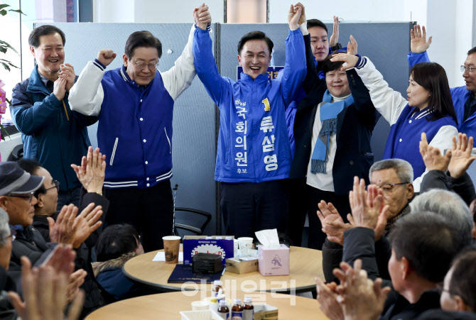 [포토]주민들에게 류삼영 후보 지지호소하는 더불어민주당 지도부