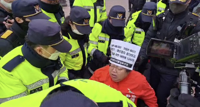‘경찰 폭행 혐의’ 전장연 활동가, 구속영장 기각