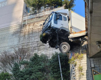 부산 고가도로 뚫은 4.5t 트럭, 허공에 ‘대롱대롱’…무슨 일