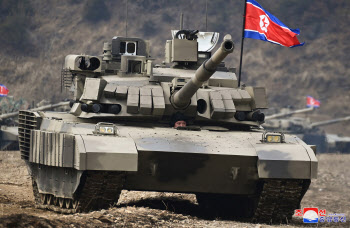 北김정은, 신형 탱크 시운전…“전쟁준비 총력”