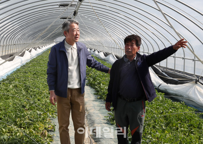 [포토] 성주 참외 농가 방문한 강호동 농협회장