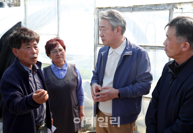 [포토] 애로사항 경청하는 강호동 농협회장